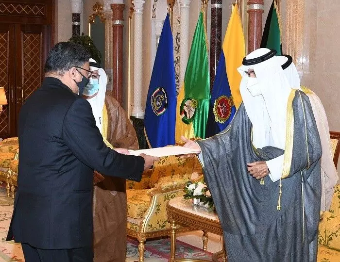 ഇന്ത്യൻ അംബാസഡർ കുവൈത്ത് ഡെപ്യൂട്ടി അമീറിന് ക്രെഡൻഷ്യൽ കൈമാറി ഇന്ത്യൻ അംബാസഡർ കുവൈത്ത് ഡെപ്യൂട്ടി അമീറിന് ക്രെഡൻഷ്യൽ കൈമാറി