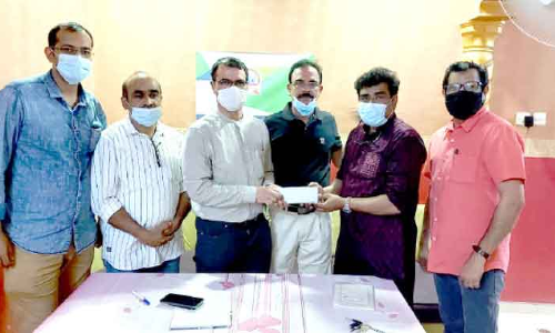 ഷാ​ഫി കു​ടും​ബ​സ​ഹാ​യ ഫ​ണ്ട് കൈ​മാ​റി