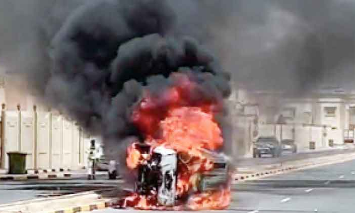 നിയന്ത്രണംവിട്ട വാഹനം മറിഞ്ഞു തീപിടിച്ചു; രണ്ടു പേര്‍ക്ക് പരിക്ക്