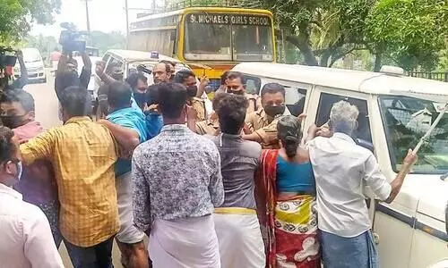 ഷാജി വധശ്രമ കേസ്​ പ്രതികളുമായെത്തിയ പൊലീസിനുനേരെ ജനരോഷം