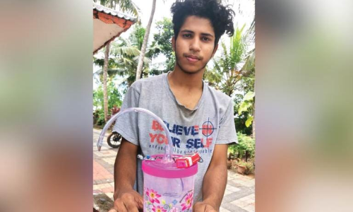 സ്​മാർട്ട്​ സാനി​െറ്റെസർ മെഷീനുമായി മുഫീദ്​