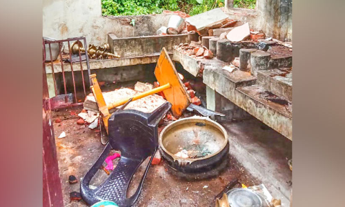 മൂഴിയാറിൽ ക്ഷേത്രത്തിനുനേരെ കാട്ടാനയുടെ ആക്രമണം