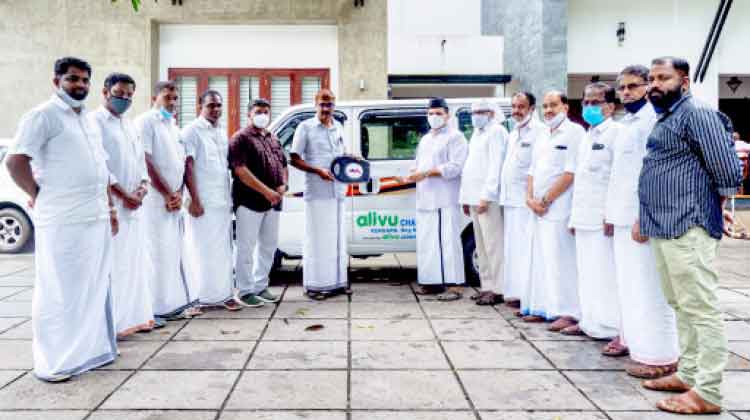 അ​ലി​വ് ഫി​സി​യോ തെ​റാ​പ്പി സെൻറ​റി​ന് വാ​ഹ​നം ന​ൽ​കി