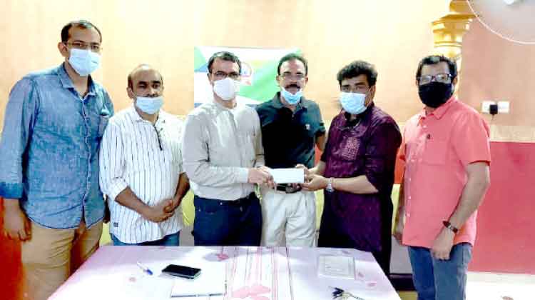 ഷാ​ഫി കു​ടും​ബ​സ​ഹാ​യ ഫ​ണ്ട് കൈ​മാ​റി