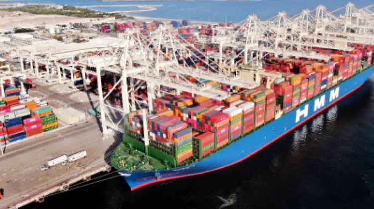 കൂറ്റൻ കണ്ടെയ്​നർ കപ്പൽ ജബൽ അലി പോർട്ടിൽ