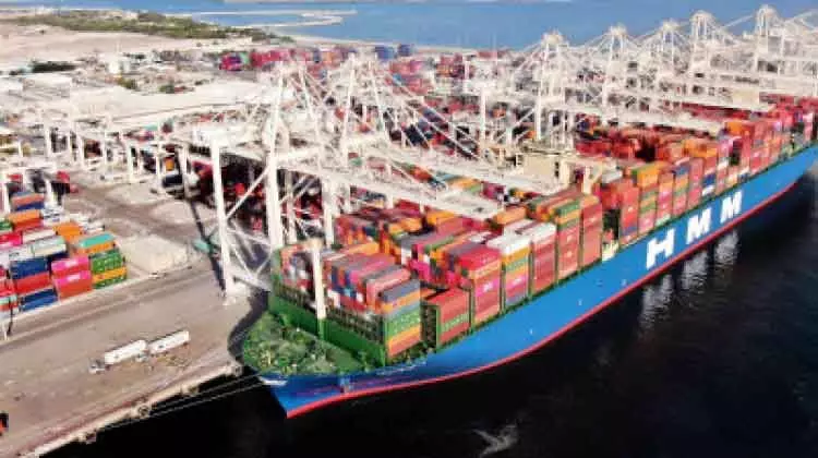 കൂറ്റൻ കണ്ടെയ്​നർ കപ്പൽ ജബൽ അലി പോർട്ടിൽ