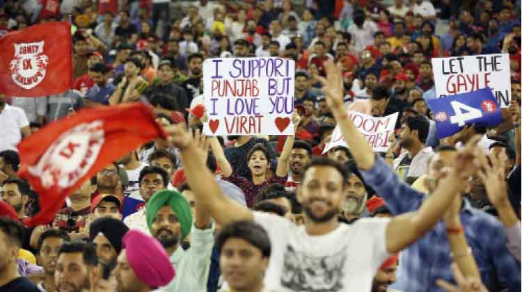 ഒഴിഞ്ഞ ഗാലറിക്ക്​ മുന്നിൽ ആട്ടമാടു​േമ്പാൾ