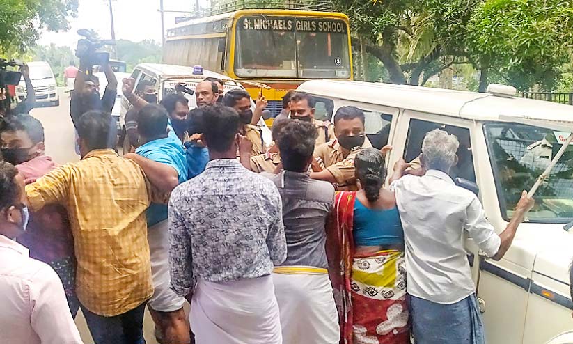 ഷാജി വധശ്രമ കേസ്​ പ്രതികളുമായെത്തിയ പൊലീസിനുനേരെ ജനരോഷം