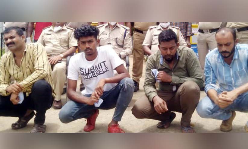 വിരാജ്പേട്ടയിൽ മൂന്നരകിലോ കഞ്ചാവുമായി അഞ്ചംഗ സംഘം പിടിയിൽ