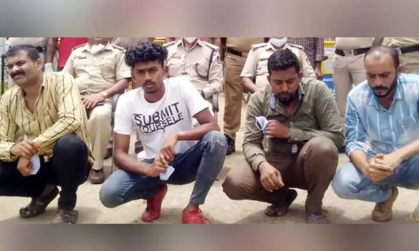 വിരാജ്പേട്ടയിൽ മൂന്നരകിലോ കഞ്ചാവുമായി അഞ്ചംഗ സംഘം പിടിയിൽ വിരാജ്പേട്ടയിൽ മൂന്നരകിലോ കഞ്ചാവുമായി അഞ്ചംഗ സംഘം പിടിയിൽ