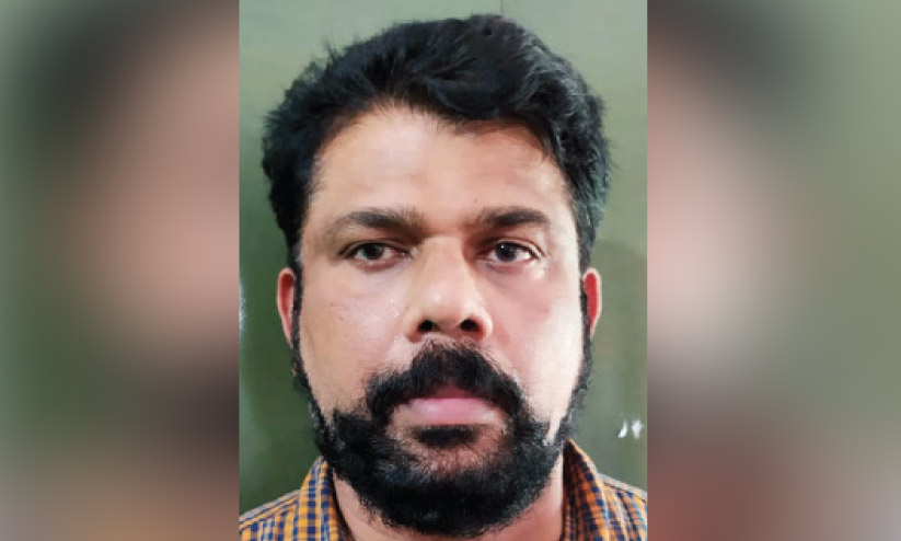 വീട്ടമ്മയുടെ ആത്മഹത്യ: സർക്കാർ ജീവനക്കാരൻ അറസ്റ്റിൽ വീട്ടമ്മയുടെ ആത്മഹത്യ: സർക്കാർ ജീവനക്കാരൻ അറസ്റ്റിൽ