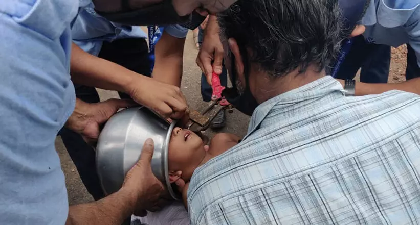 മൂന്ന് വയസ്സുകാരന്റെ തലയിൽ കലം കുടുങ്ങി; രക്ഷകരായി എയർപോർട്ട് ഫയർഫോഴ്സ് മൂന്ന് വയസ്സുകാരന്റെ തലയിൽ കലം കുടുങ്ങി; രക്ഷകരായി എയർപോർട്ട് ഫയർഫോഴ്സ്