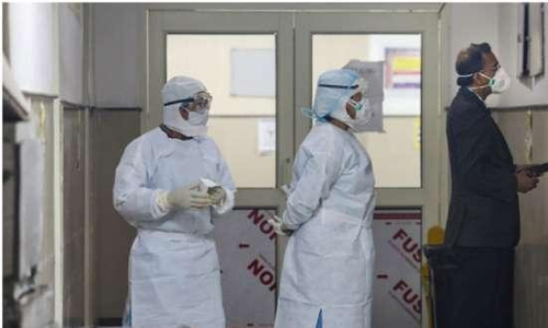 ആ​ശു​പ​ത്രി​യി​ൽ പോ​കു​ന്ന​തി​നി​ടെ കോ​വി​ഡ് രോ​ഗി​യെ​യും ഭ​ർ​ത്താ​വി​നെ​യും നാ​ട്ടു​കാ​ർ ത​ട​ഞ്ഞു