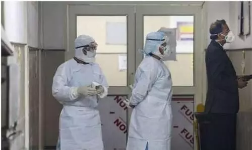 ആശുപത്രിയിൽ പോകുന്നതിനിടെ കോവിഡ് രോഗിയെയും ഭർത്താവിനെയും നാട്ടുകാർ തടഞ്ഞു ആശുപത്രിയിൽ പോകുന്നതിനിടെ കോവിഡ് രോഗിയെയും ഭർത്താവിനെയും നാട്ടുകാർ തടഞ്ഞു