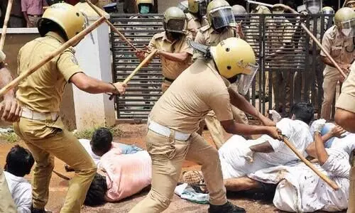 പാലത്തായി കേസ്; എം.എസ്.എഫ് ക്രൈംബ്രാഞ്ച് ഓഫിസ് മാര്ച്ചില് സംഘര്ഷം പാലത്തായി കേസ്; എം.എസ്.എഫ് ക്രൈംബ്രാഞ്ച് ഓഫിസ് മാര്ച്ചില് സംഘര്ഷം