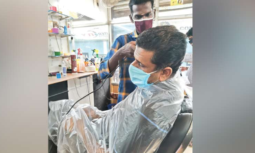 മുടി മുറിക്കാനുള്ളവർ ക്യൂവിലാണ്