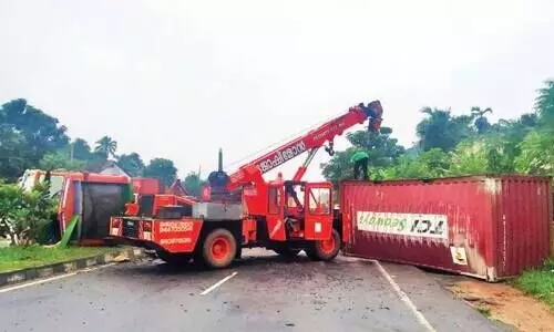 ദേ​ശീ​യ​പാ​ത​യി​ല്‍ ക​ണ്ടെ​യ്ന​ര്‍ ലോ​റി മ​റി​ഞ്ഞ് ഗ​താ​ഗ​ത ത​ട​സ്സം