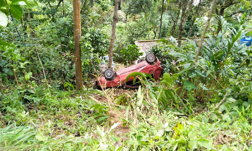 കാർ നിയന്ത്രണം വിട്ട് താഴ്ചയിലേക്ക്​ മറിഞ്ഞു; യാത്രക്കാർ രക്ഷപ്പെട്ടു