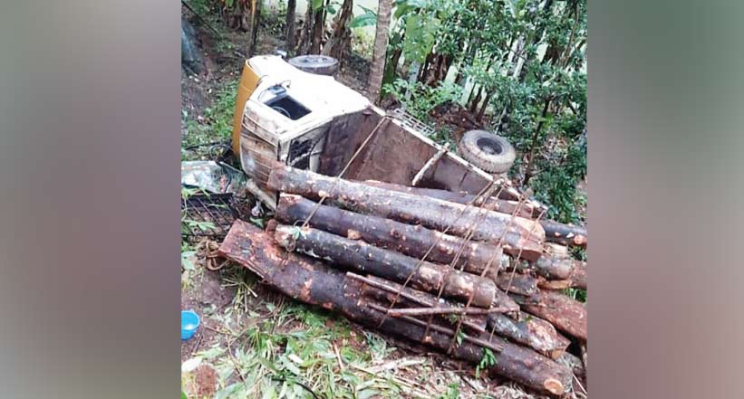 മരം കയറ്റിവന്ന ലോറി മറിഞ്ഞു മരം കയറ്റിവന്ന ലോറി മറിഞ്ഞു