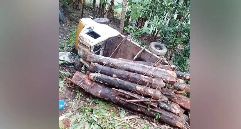 മരം കയറ്റിവന്ന ലോറി മറിഞ്ഞു