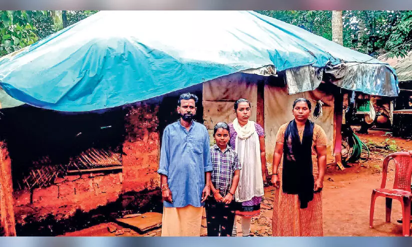 മുട്ടാത്ത വാതിലുകളില്ല; തല ചായ്ക്കാൻ മണിക്കും കുടുംബത്തിനും വേണം വീട് മുട്ടാത്ത വാതിലുകളില്ല; തല ചായ്ക്കാൻ മണിക്കും കുടുംബത്തിനും വേണം വീട്