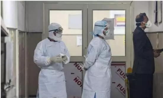 ആശുപത്രിയിൽ പോകുന്നതിനിടെ കോവിഡ് രോഗിയെയും ഭർത്താവിനെയും നാട്ടുകാർ തടഞ്ഞു ആശുപത്രിയിൽ പോകുന്നതിനിടെ കോവിഡ് രോഗിയെയും ഭർത്താവിനെയും നാട്ടുകാർ തടഞ്ഞു