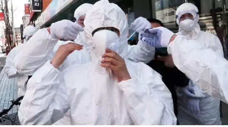 ആ​രോ​ഗ്യ​പ്ര​വ​ർ​ത്ത​ക​ർ​ക്ക്​ പു​തി​യ ക്വാ​റ​ൻ​റീ​ൻ മാ​ർ​ഗ​രേ​ഖ​ക്ക്​ നീ​ക്കം