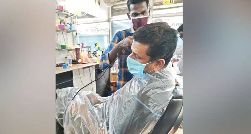 മുടി മുറിക്കാനുള്ളവർ ക്യൂവിലാണ്