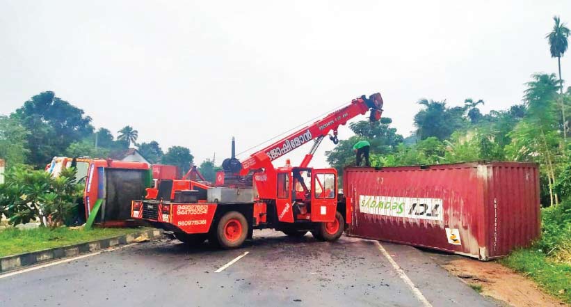 ദേശീയപാതയില് കണ്ടെയ്നര് ലോറി മറിഞ്ഞ് ഗതാഗത തടസ്സം ദേശീയപാതയില് കണ്ടെയ്നര് ലോറി മറിഞ്ഞ് ഗതാഗത തടസ്സം