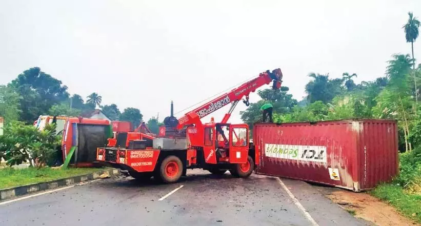 ദേ​ശീ​യ​പാ​ത​യി​ല്‍ ക​ണ്ടെ​യ്ന​ര്‍ ലോ​റി മ​റി​ഞ്ഞ് ഗ​താ​ഗ​ത ത​ട​സ്സം