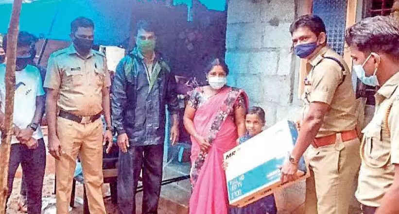 ചിരി ഹെൽപ് ലൈനിൽ വിളിച്ചു; ശ്വേതക്ക് ലഭിച്ചത് വൈദ്യുതി കണക്ഷനും ടി.വിയും ചിരി ഹെൽപ് ലൈനിൽ വിളിച്ചു; ശ്വേതക്ക് ലഭിച്ചത് വൈദ്യുതി കണക്ഷനും ടി.വിയും