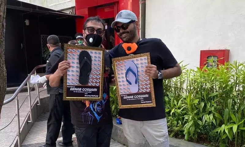 കുനാൽ കമ്രയും അനുരാഗ് കശ്യപും ഫ്രെയിം ചെയ്ത ചെരിപ്പുമായി കുനാൽ കമ്രയും അനുരാഗ് കശ്യപും ഫ്രെയിം ചെയ്ത ചെരിപ്പുമായി