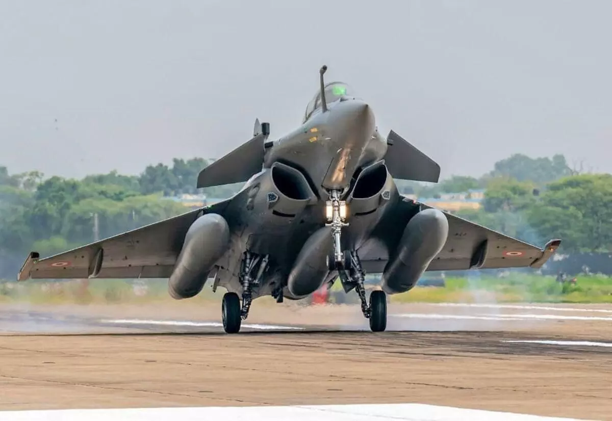 മൂന്ന് റഫാൽ യുദ്ധവിമാനങ്ങൾ കൂടി ബുധനാഴ്ച ഇന്ത്യൻ മണ്ണിലേക്ക്