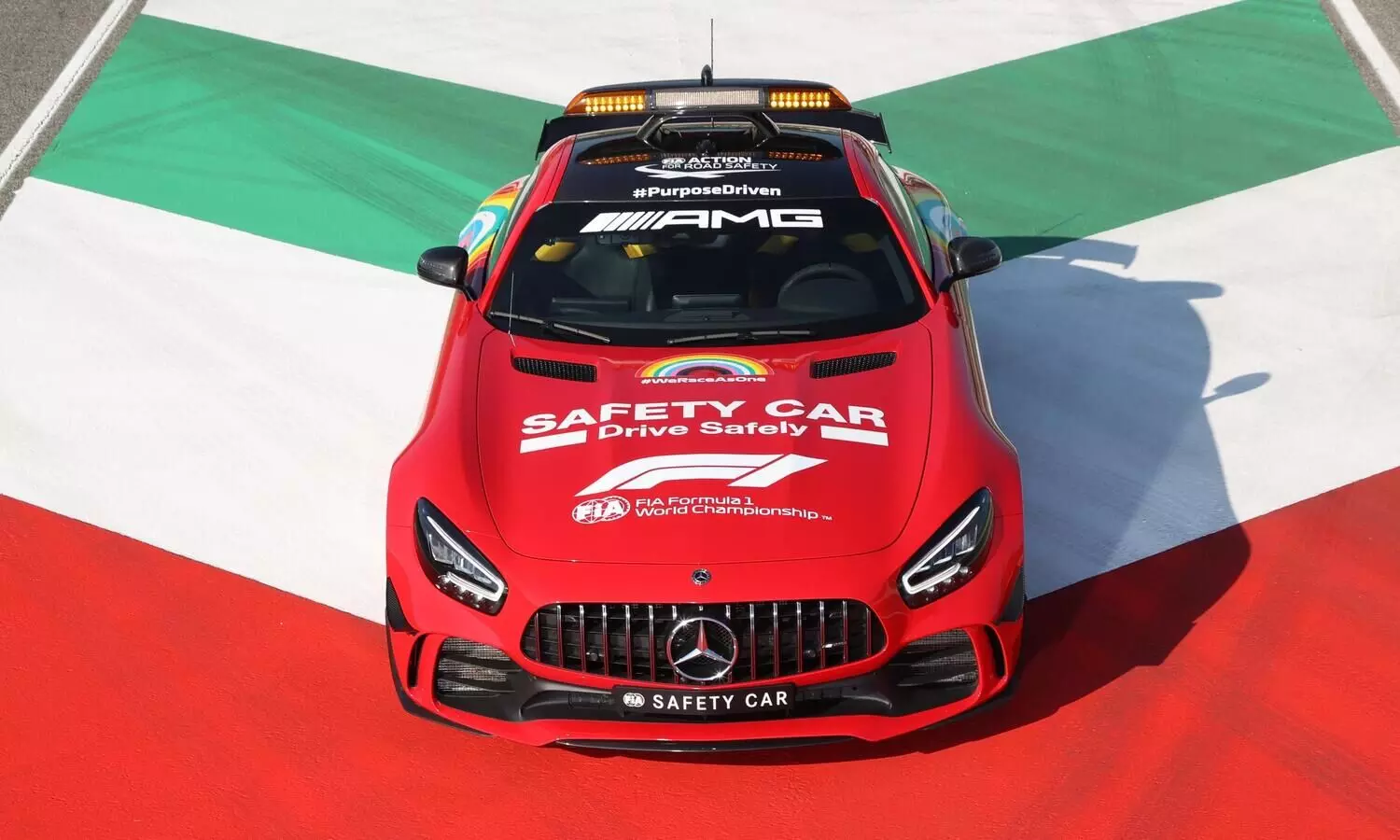 ഫെറാരിക്ക്​ ആദരമായി ബെൻസിന്​ ചുവപ്പ്​ പെയിൻറടിക്കുന്നു; ഫോർമുല വണ്ണിൽ പരിധിയില്ലാത്ത സൗഹൃദം