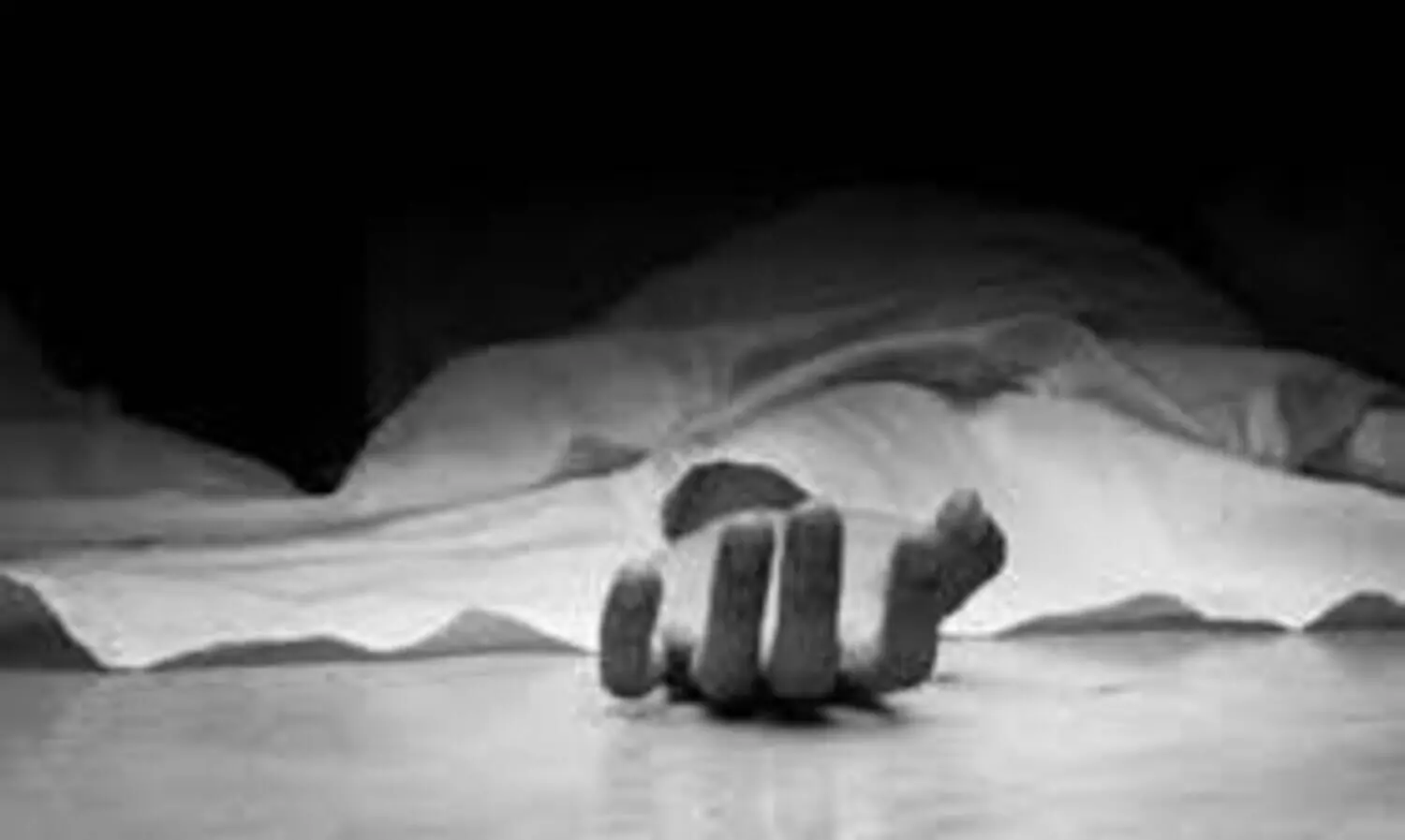 കാത്തിരിപ്പു കേന്ദ്രത്തില്‍ യുവാവിനെ മരിച്ച നിലയില്‍ കണ്ടെത്തി