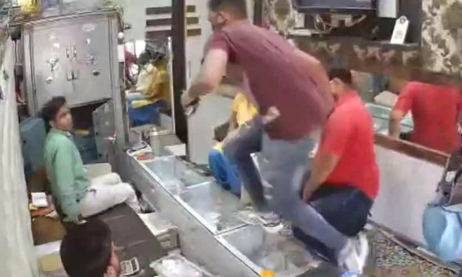 ഇത്​ വല്ലാത്ത മോഷണം ! കള്ളന്മാർ മാസ്​കും സാനിറ്റൈസറും മറന്നില്ല, കോവിഡ്​ പ്രോ​ട്ടോകോൾ പാലിച്ച്​ ജ്വല്ലറി കൊള്ള