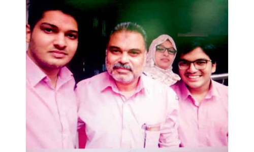 മൂ​ന്ന​ര പ​തി​റ്റാ​ണ്ടി​നു ശേ​ഷം അ​ബ്​​ദു​ൽ ഖ​രീം മു​തു​വാ​ട്ടി​ലും കു​ടും​ബ​വും മ​ട​ങ്ങു​ന്നു