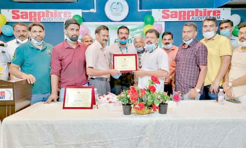 അ​ബ്​​ദു​ൽ കാ​ദ​ർ പു​ളി​യ​ക്കു​ത്തി​ന് കെ.​എം.​സി.​സി യാ​ത്ര​യ​യ​പ്പ് ന​ൽ​കി