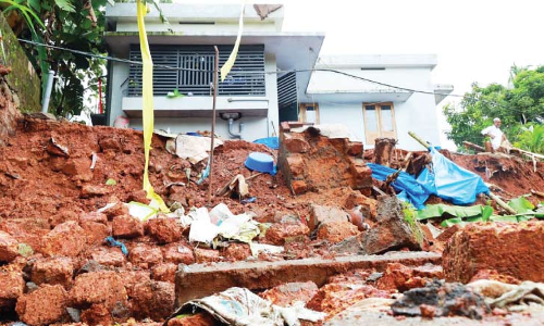 മതിൽ ഇടിഞ്ഞുവീണു മതിൽ ഇടിഞ്ഞുവീണു