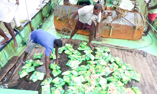 മ​ത്സ്യ​ത്തൊ​ഴി​ലാ​ളി​ക​ൾ​ക്കു​വേ​ണ്ടി ന​ട​ത്തി​യ തി​ര​ച്ചി​ലി​നി​ടെ ഹാ​ൻ​സ് ചാ​ക്കു​ക​ൾ ക​ണ്ടെ​ത്തി