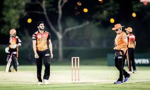 രണ്ടായി തിരിഞ്ഞ് പരിശീലന മത്സരവുമായി സൺറൈസേഴ്സ് ഹൈദരാബാദ് രണ്ടായി തിരിഞ്ഞ് പരിശീലന മത്സരവുമായി സൺറൈസേഴ്സ് ഹൈദരാബാദ്