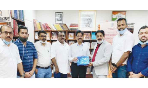 പി.​പി. നാ​രാ​യ​ണ​ന്​ കെ.​എം.​സി.​സി യാ​ത്ര​യ​യ​പ്പ് ന​ൽ​കി