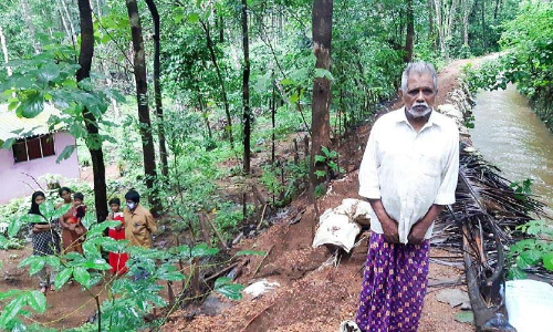 തോട്​ വരമ്പ് ദുർബലം; മൂന്നേക്കറിൽ   ഭീതിയോടെ ഏഴ്​ കുടുംബങ്ങൾ