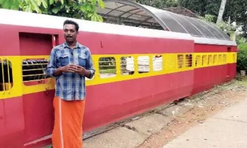 തീവണ്ടി മതിൽ സൃഷ്​ടിച്ച് ഗൃഹനാഥൻ