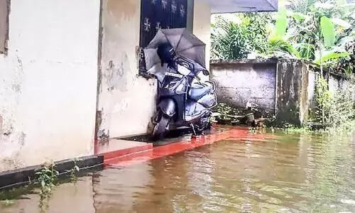 മഴ പെയ്താൽ പുറത്തിറങ്ങാനാകാതെ പറവൂരിൽ ഒരു കുടുംബം മഴ പെയ്താൽ പുറത്തിറങ്ങാനാകാതെ പറവൂരിൽ ഒരു കുടുംബം