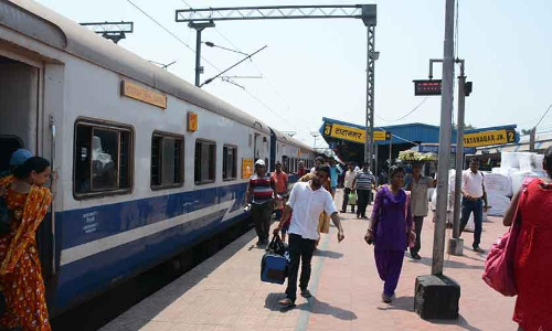 ട്രെയിനുകൾ നിർത്താനുള്ള തീരുമാനം പുന:പരിശോധിക്കും; ജനശതാബ്ദി നിലനിർത്തിയേക്കും