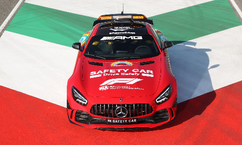 ഫെറാരിക്ക്​ ആദരമായി ബെൻസിന്​ ചുവപ്പ്​ പെയിൻറടിക്കുന്നു; ഫോർമുല വണ്ണിൽ പരിധിയില്ലാത്ത സൗഹൃദം