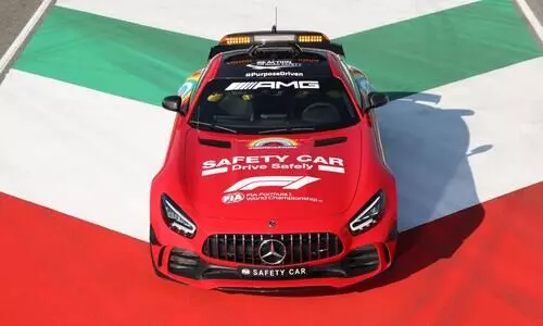 ഫെറാരിക്ക്​ ആദരമായി ബെൻസിന്​ ചുവപ്പ്​ പെയിൻറടിക്കുന്നു; ഫോർമുല വണ്ണിൽ പരിധിയില്ലാത്ത സൗഹൃദം