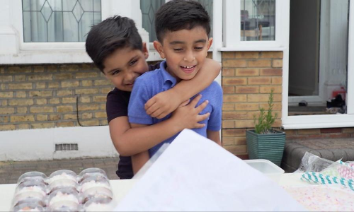 യെമനിനുവേണ്ടി നാരങ്ങാവെള്ളം വിൽക്കുന്ന കുരുന്നുകൾ; അവസാനം ആഞ്​ജലീനയും അവരുടെ ആരാധികയായി