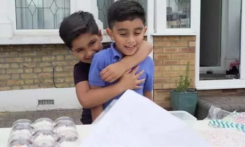 യെമനിനുവേണ്ടി നാരങ്ങാവെള്ളം വിൽക്കുന്ന കുരുന്നുകൾ; അവസാനം ആഞ്​ജലീനയും അവരുടെ ആരാധികയായി